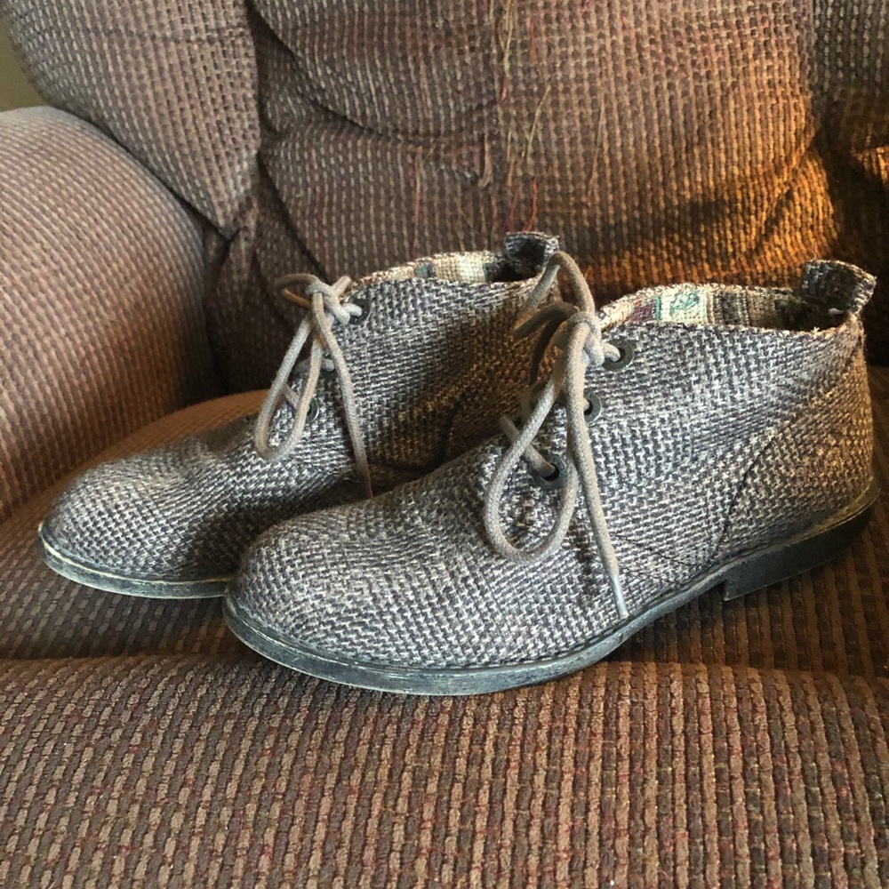 Super cute Blowfish ankle boots